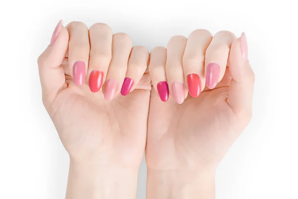 完美女人的手与红色和粉红色的指甲油 在彩色背景上分离 包括剪切路径 — 图库照片