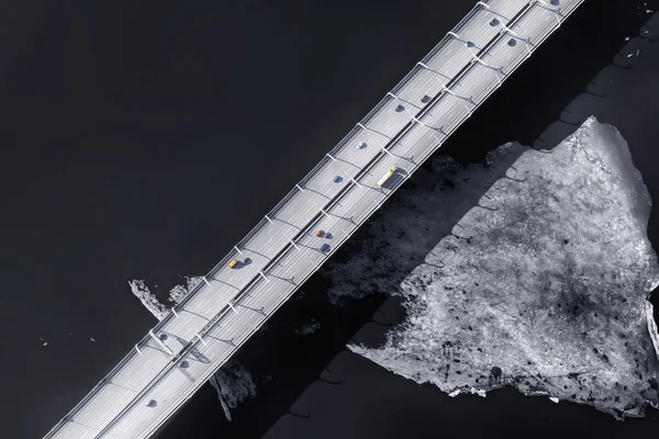 Vyvýšená Silnice Nad Studeným Mořem Ledovým Výhledem Tmavý Tónovaný Obrázek Stock Obrázky