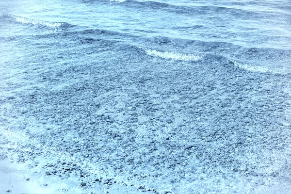 Ondiep Water Aan Kust Blauw Getinte Natuurlijke Textuur Achtergrond Stockfoto