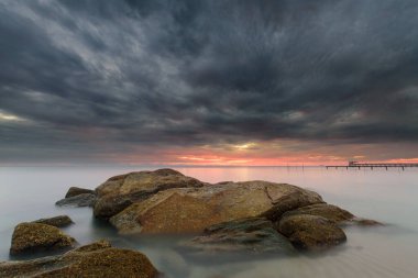 Sabahları güzel bir gün doğumu manzarası. gökyüzü arkaplanı ve sabah güneş ışığı.