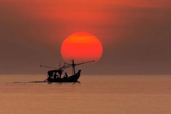 Bela Paisagem Natural Lago Songkhla Nascer Sol Silhueta Pescador Barco — Fotografia de Stock