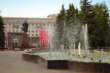 Chelyabinsk Rusya - 10 Haziran 2021. Revolution Meydanı 'ndaki kare. Lenin Anıtı 'nın arka planına karşı çeşmedeki bir derede su fışkırıyor.