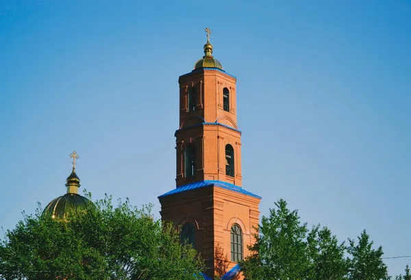 Kyrkan Domäner Cerca Tower Bakgrund Blå Himmel Träd Tvärsnitt — Stockfoto