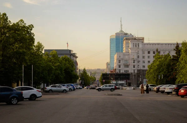 Захід Сонця Над Вечірнім Центром Міста Парковка Люди — стокове фото