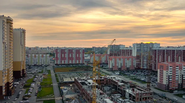 Blick Von Oben Auf Neubauten Und Wohngebäude Vor Dem Hintergrund — Stockfoto