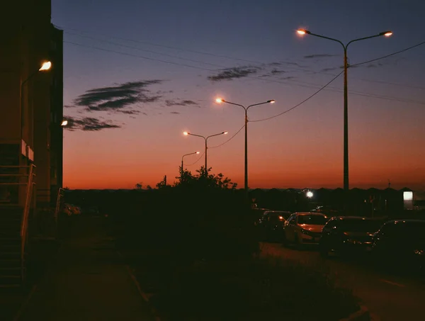 Sonnenuntergang Autos Der Dämmerung Straßenlaternen Und Dunkelheit — Stockfoto