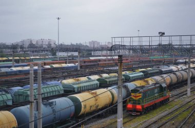 Tren ve vagonlar istasyondaki tren raylarında kargo taşıyorlar.