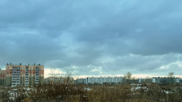 ชนบทฤด หนาวและอาคารท อาศ ยภายใต องฟ าเมฆม ดมน — ภาพถ่ายสต็อก