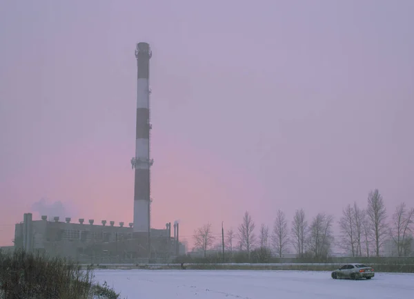 Makine Kazan Dairesi Pembe Gökyüzüne Karşı Fotoğraf Şiddetli Bir Kar — Stok fotoğraf