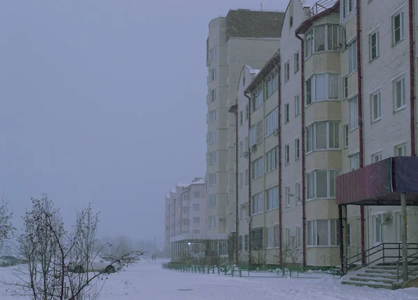 Foto Der Straße Und Wohnhäuser Abend Schnee — Stockfoto