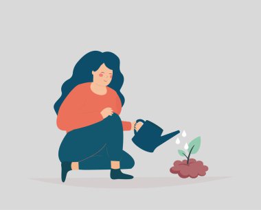 Yerde oturan bir kadın, küçük bir ağacı suluyor. Bahçıvan kız bitki yetiştiriyor. Ormanlaşma kavramı, uluslararası dünya günü, yeşil ekonomi, gezegeni, doğayı ve çevreyi koruma kavramı.