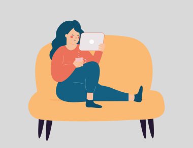 Serbest çalışan kadın kahvesini içerken tablette çalışıyor. Kanepede oturan serbest çalışan genç kız işini internet üzerinden yürütmek için tabletini kullanıyor. Vektör illüstrasyonu