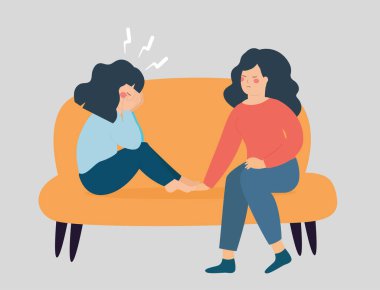 Kadın en iyi arkadaşını teselli ediyor. Anne depresyondaki kızını teselli ediyor. Kanepede oturan kadınlar birbirlerine destek oluyor. Depresyon ve stres için zihinsel sağlık yardımı. Empati ve dostluk kavramı.