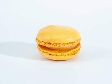 Beyaz arka planda izole edilmiş tatlı limonlu kurabiyeler..