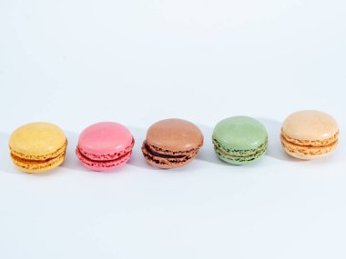 Beyaz arkaplanda renkli badem kurabiyeleri