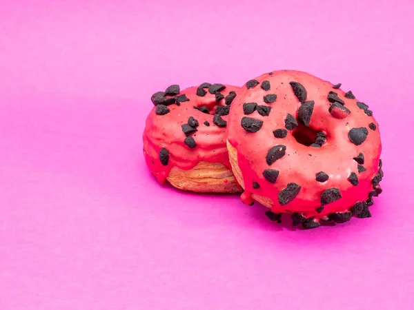 Красные пончики на розовом фоне. — стоковое фото