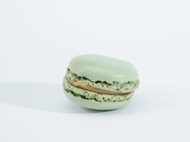 Fındıklı kurabiyeler beyaz arkaplanda izole edilmiş.