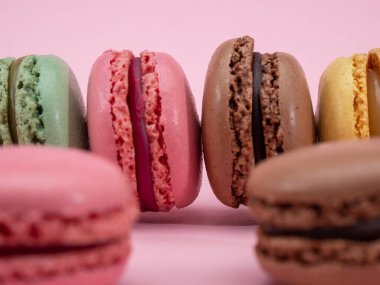pembe bir arka plan üzerinde renkli macarons