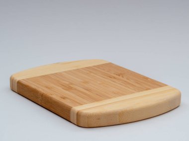 bambu kesme tahtası beyaz zemin üzerine.