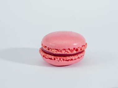 Beyaz arka planda izole edilmiş ahududu kurabiyeleri..