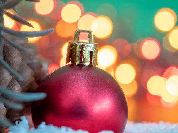 Güzel bokeh arka plan üzerinde kırmızı Noel top. — Stok fotoğraf