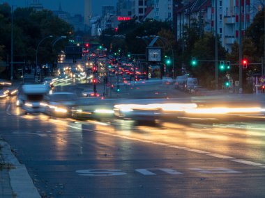 Şehir otobanında hafif patikalar. Gece şehri.