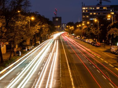 Şehir otobanında hafif patikalar. Gece şehri.