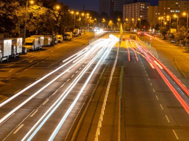 Şehir otobanında hafif patikalar. Gece şehri.