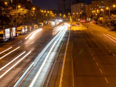 Şehir otobanında hafif patikalar. Gece şehri.