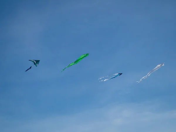 Drachen schweben im blauen Himmel, Drachenfest. — Stockfoto