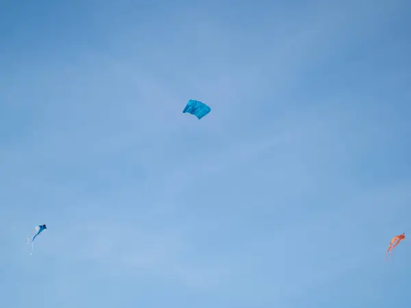 Drachen schweben im blauen Himmel, Drachenfest. — Stockfoto