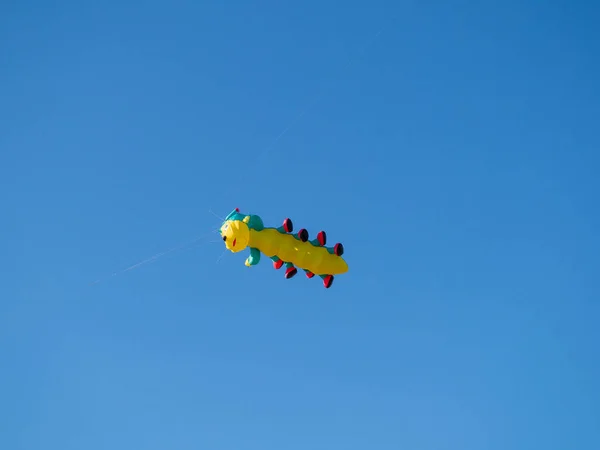 Drachen schweben im blauen Himmel, Drachenfest. — Stockfoto