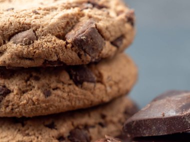 Gri arka planda çikolatalı kurabiyeler..