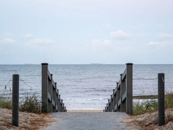 Ξύλινο διάδρομο στην παραλία — Φωτογραφία Αρχείου