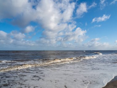 Beyaz köpüklü sahil kıyısı dalgası. Kumsal kıyısı.