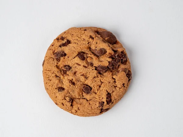 Galletas de chispas de chocolate sobre un fondo blanco. — Foto de Stock