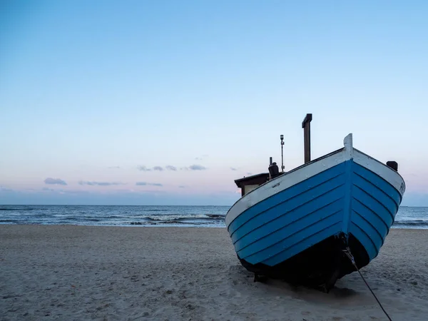 Βάρκα στη θάλασσα παραλία. — Φωτογραφία Αρχείου