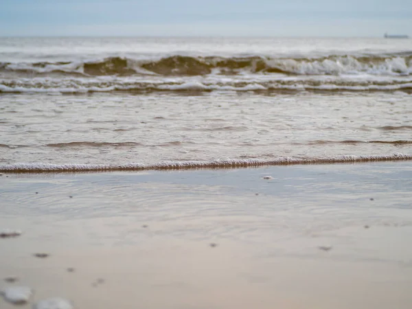 Onda con spiaggia bianca di costa schiumosa. Riva sabbiosa. — Foto Stock