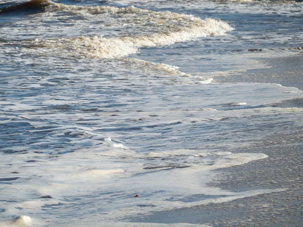 Onda con spiaggia bianca di costa schiumosa. Riva sabbiosa. — Foto Stock