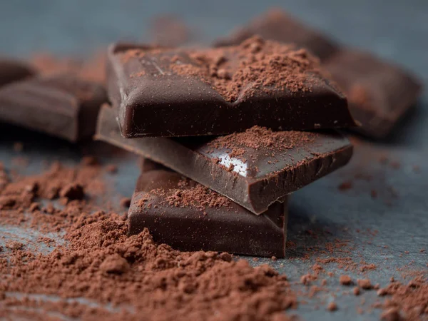 Chocolate negro sobre fondo oscuro . — Foto de Stock