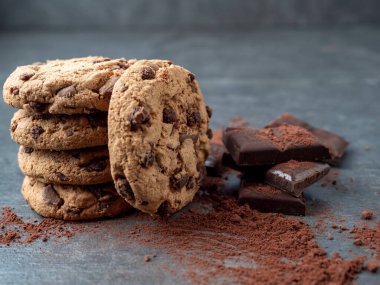 Gri arka planda çikolatalı kurabiyeler..