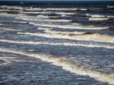 Beyaz köpüklü sahil kıyısı dalgası. Kumsal kıyısı.
