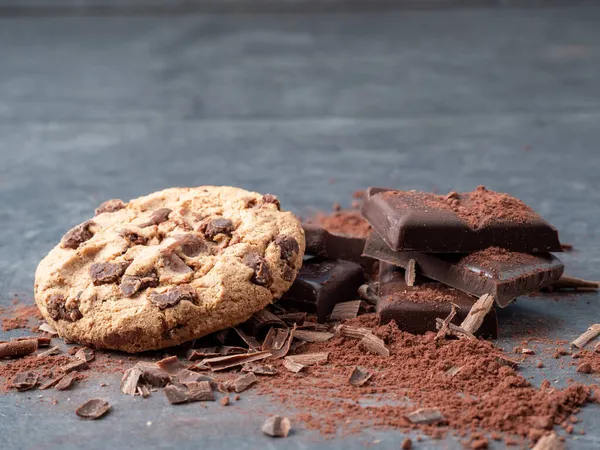 Galletas de chispas de chocolate sobre un fondo gris. — Foto de Stock