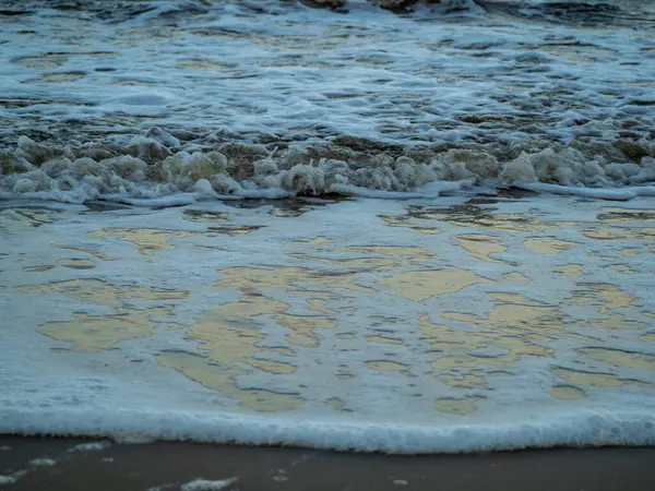 Κύμα με λευκή αφρώδη παραλία ακτογραμμής. Αμμώδης ακτή. — Φωτογραφία Αρχείου