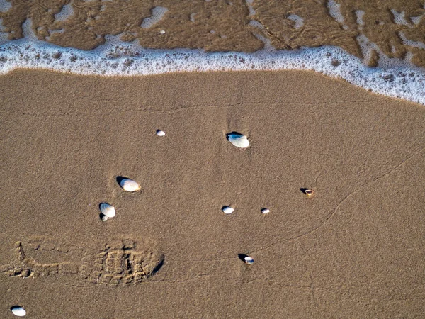 Fala z białą piankową plażą wybrzeża. Piaszczysty brzeg. — Zdjęcie stockowe