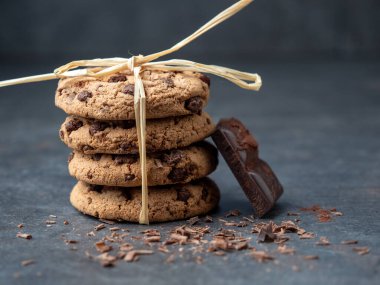 Gri arka planda çikolatalı kurabiyeler..