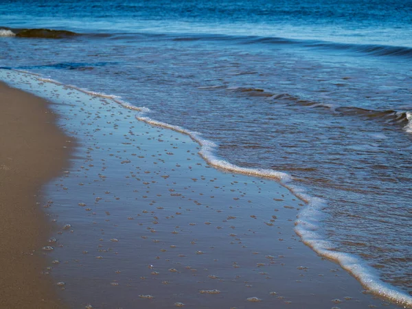 Ola con playa blanca y espumosa. Playa arenosa. —  Fotos de Stock