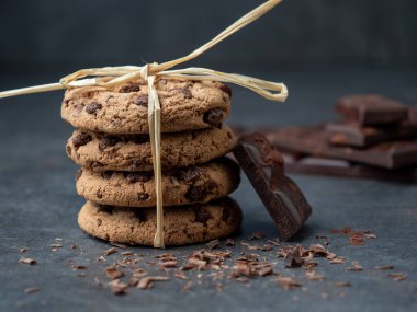 Gri arka planda çikolatalı kurabiyeler..