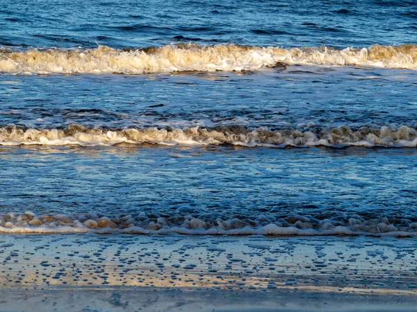 Våga med vit skummande kuststrand. Sandstrand. — Stockfoto