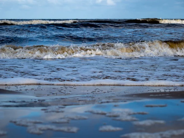 Våga med vit skummande kuststrand. Sandstrand. — Stockfoto